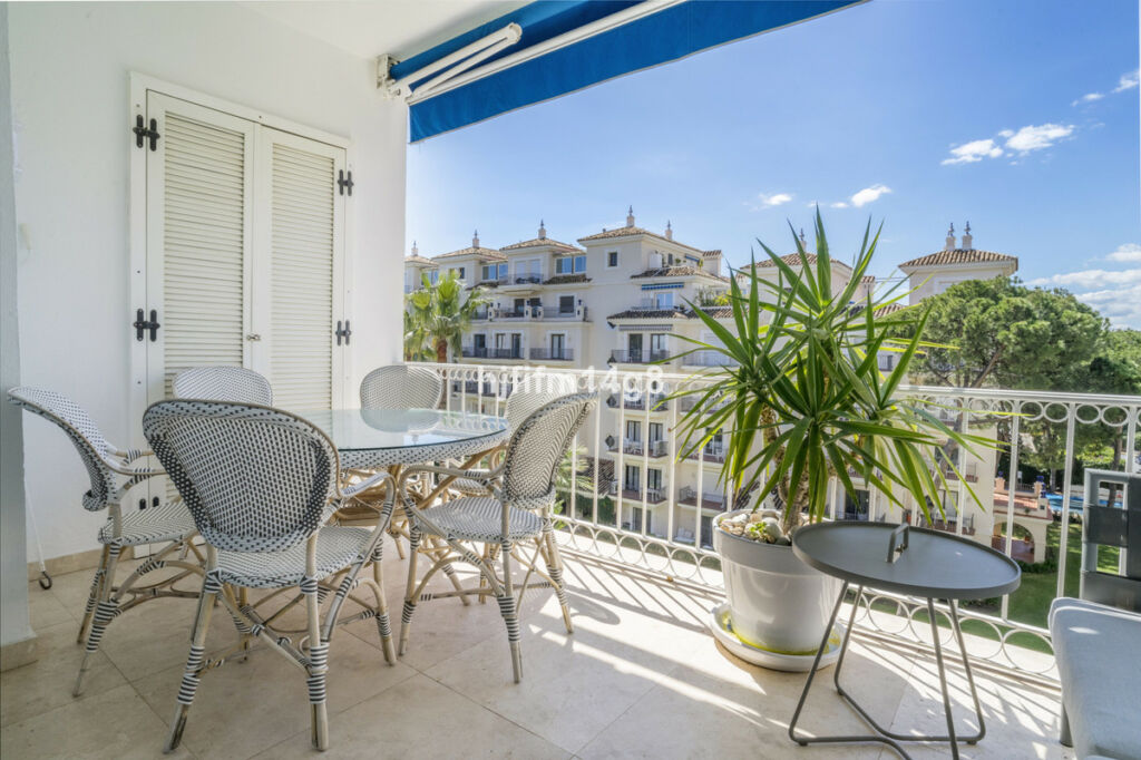 Middle Floor Apartment Puerto Banús Málaga - image 2