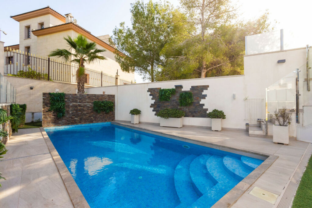 Detached Villa Villamartin Alicante - image 2