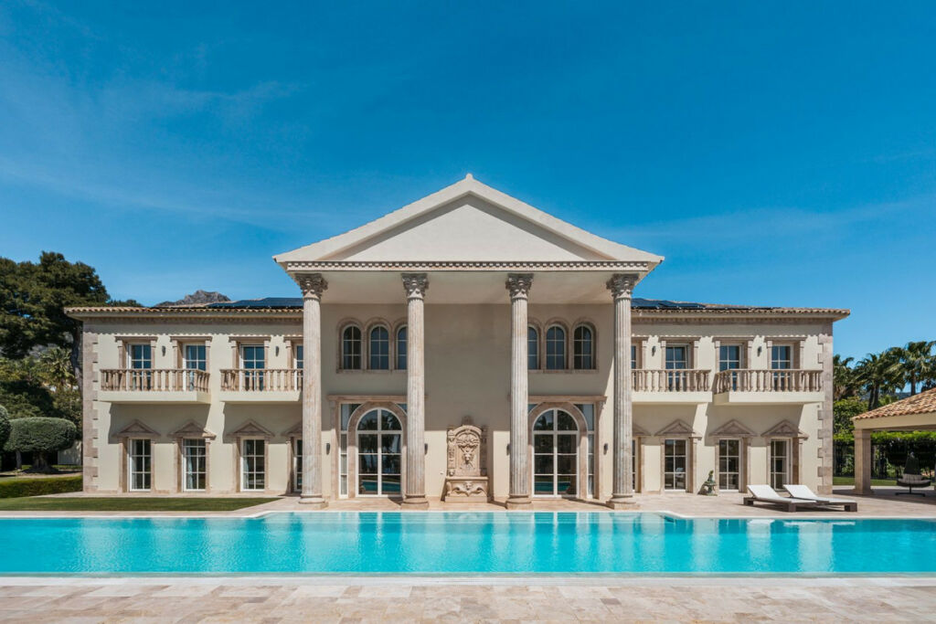Detached Villa Sierra Blanca Málaga - image 2