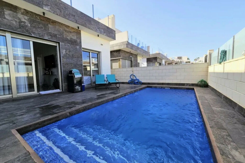 Detached Villa Villamartin Alicante - image 2