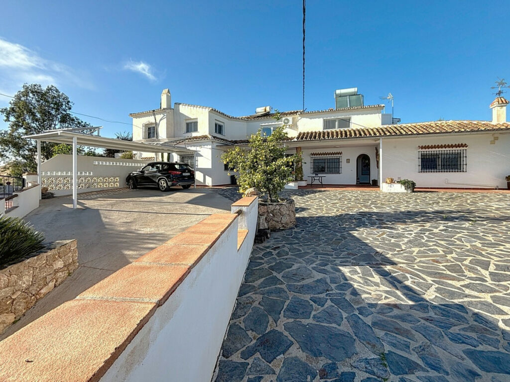 Detached Villa Almayate Málaga - image 2