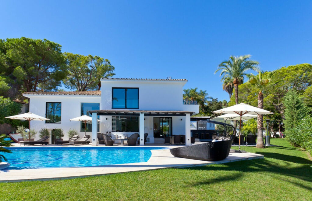 Detached Villa Nueva Andalucía Málaga - image 3