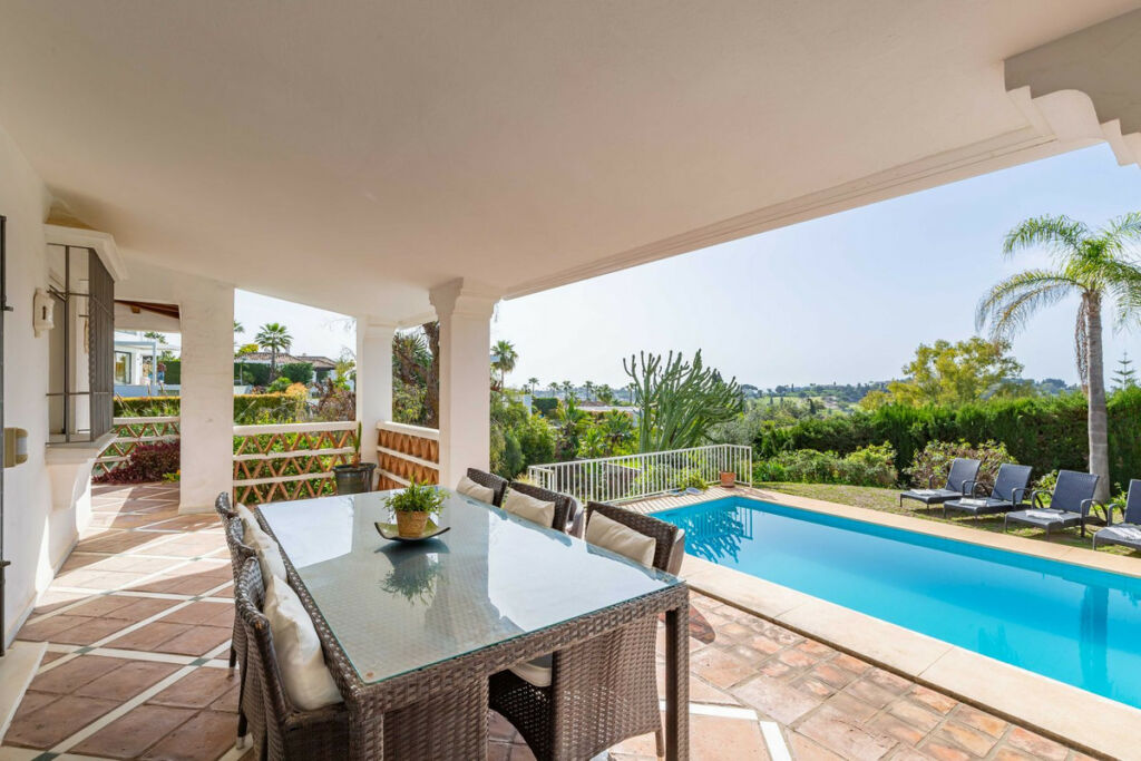 Detached Villa El Paraiso Málaga - image 2