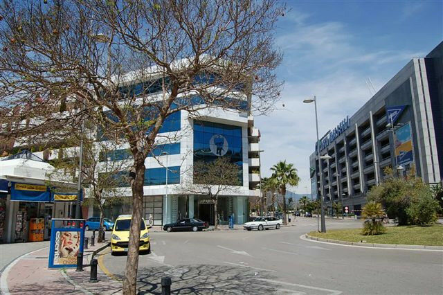 Middle Floor Apartment Puerto Banús Málaga - image 2