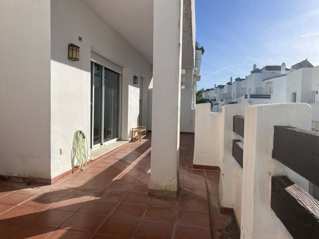 Middle Floor Apartment Estepona Málaga - image 2