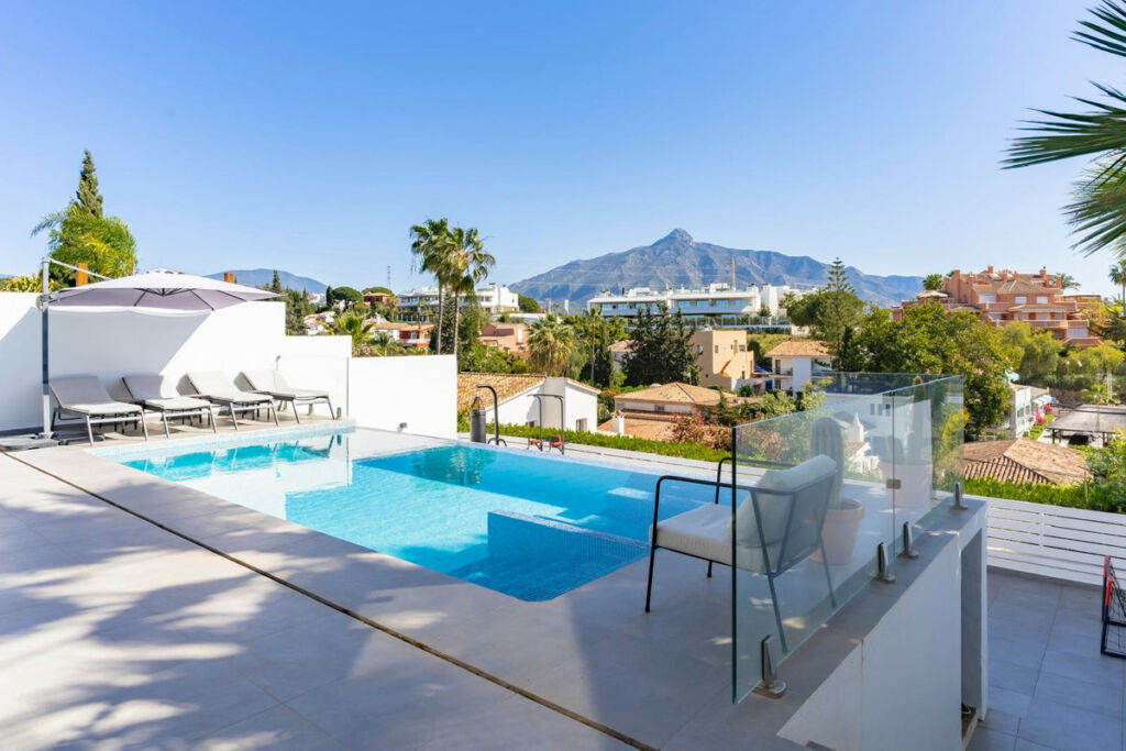 Detached Villa Nueva Andalucía Málaga - image 2