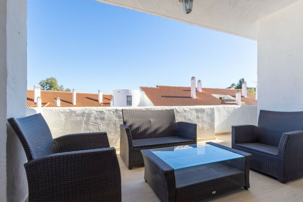 Middle Floor Apartment Nueva Andalucía Málaga - image 2