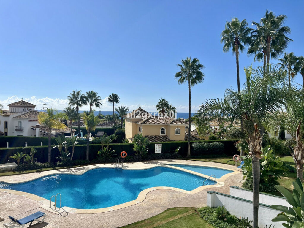 Middle Floor Apartment Bahía de Marbella Málaga - image 2