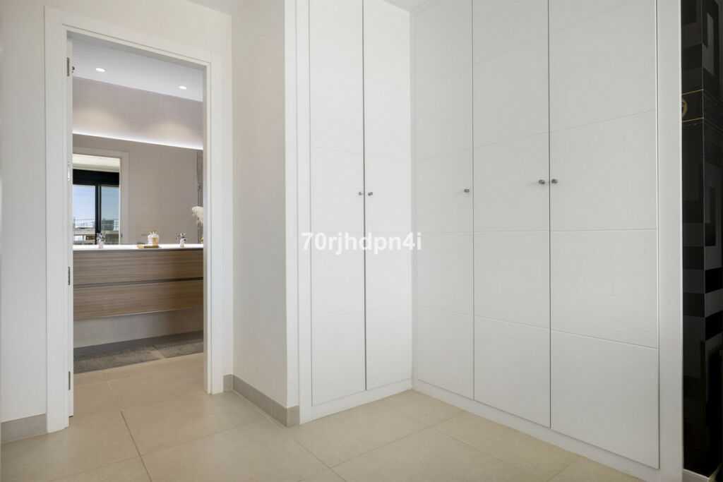 Middle Floor Apartment Estepona Málaga - image 2