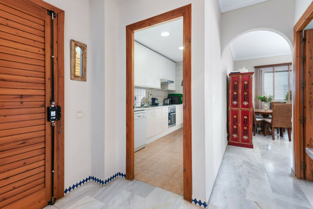 Middle Floor Apartment Estepona Málaga - image 3