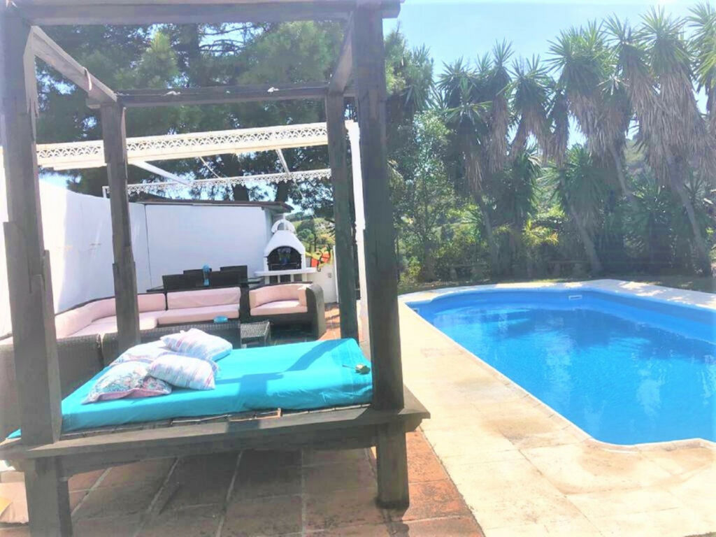 Detached Villa Estepona Málaga - image 2