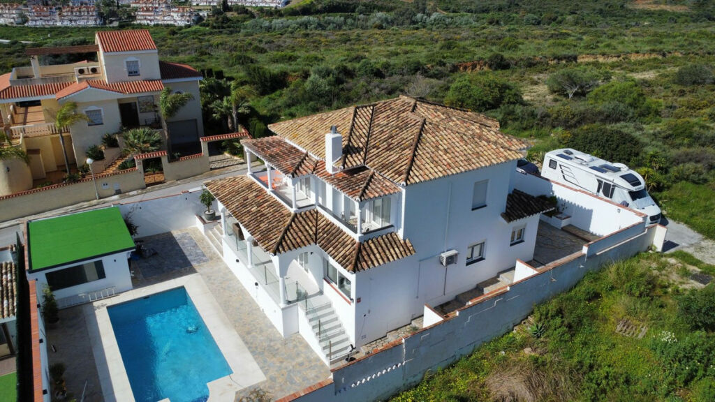 Detached Villa La Duquesa Málaga - image 2