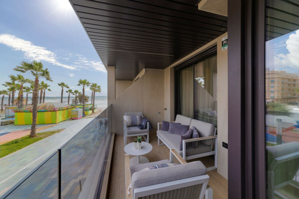 Middle Floor Apartment Torrevieja Alicante - image 2