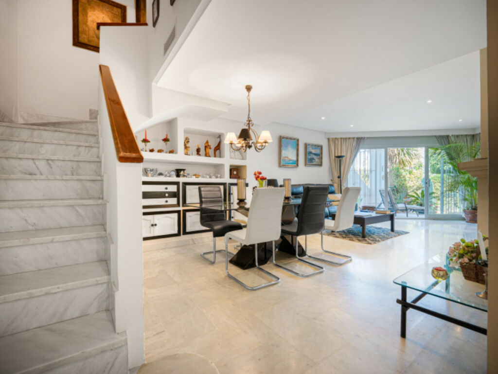 Townhouse Sierra Blanca Málaga - image 2