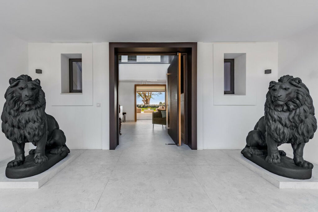 Detached Villa Benahavís Málaga - image 2