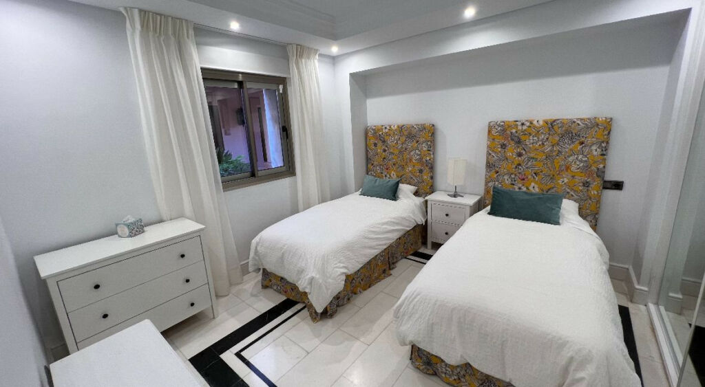 Middle Floor Apartment Puerto Banús Málaga - image 21