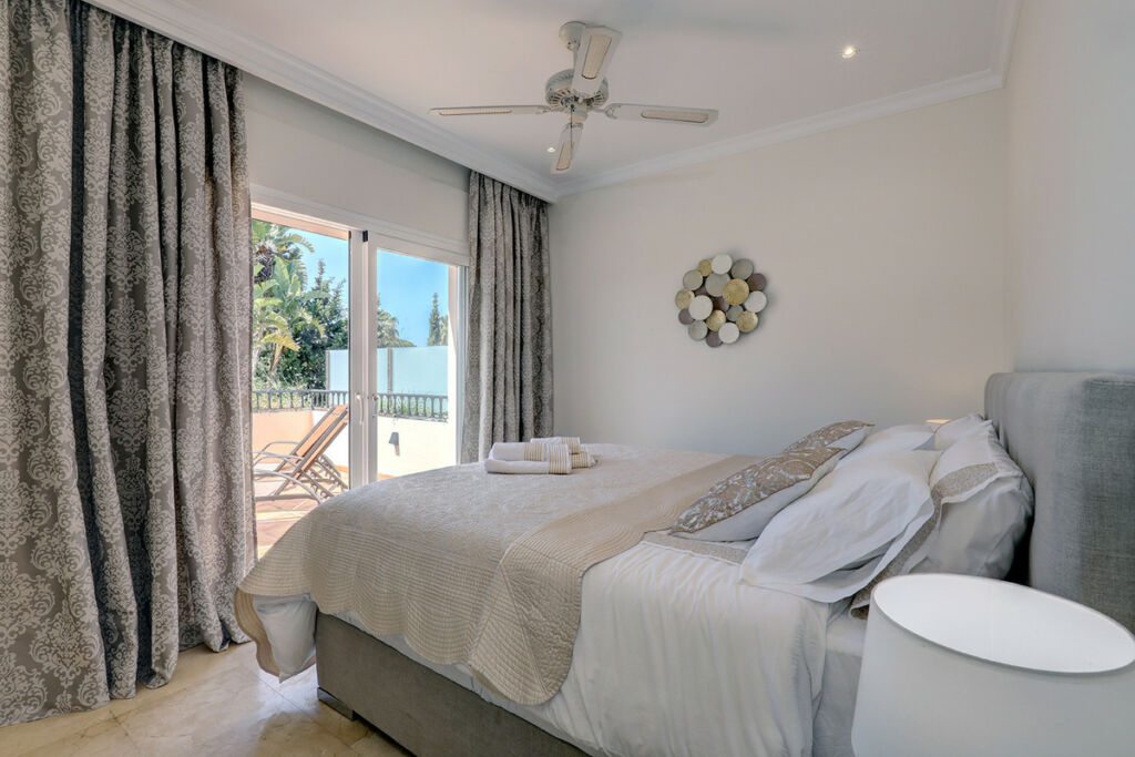 Detached Villa Cabopino Málaga - image 18