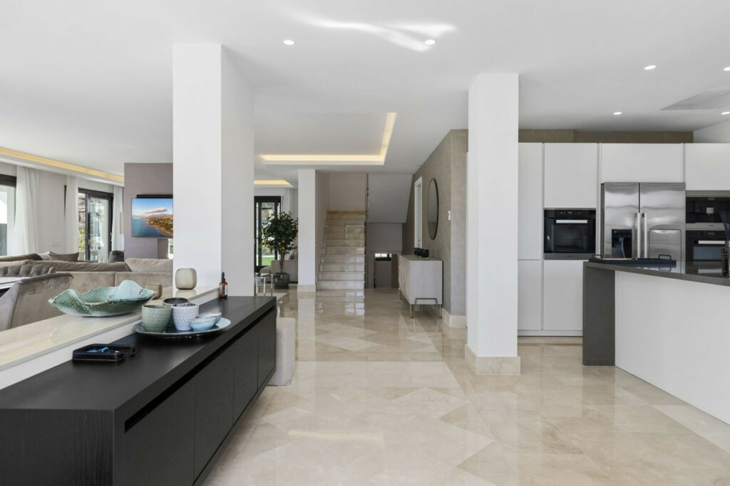 Detached Villa Nueva Andalucía Málaga - image 21