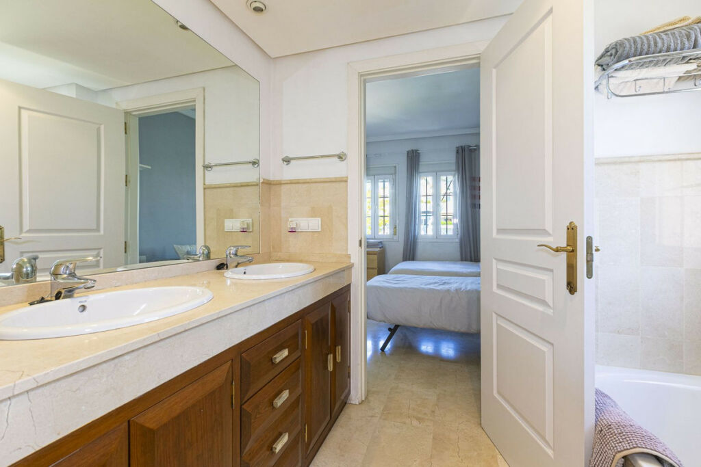 Townhouse Nagüeles Málaga - image 21