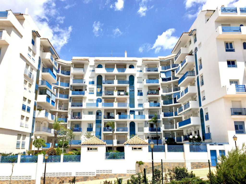 Middle Floor Apartment Estepona Málaga - image 3