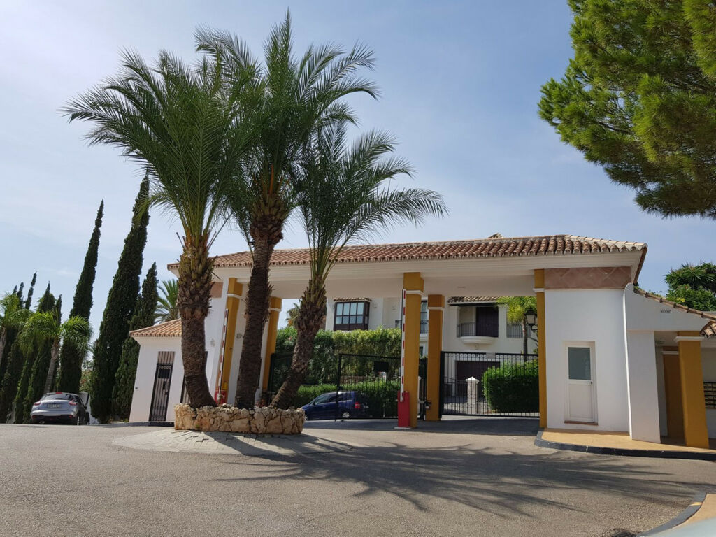 Ground Floor Apartment Aloha Málaga - image 22