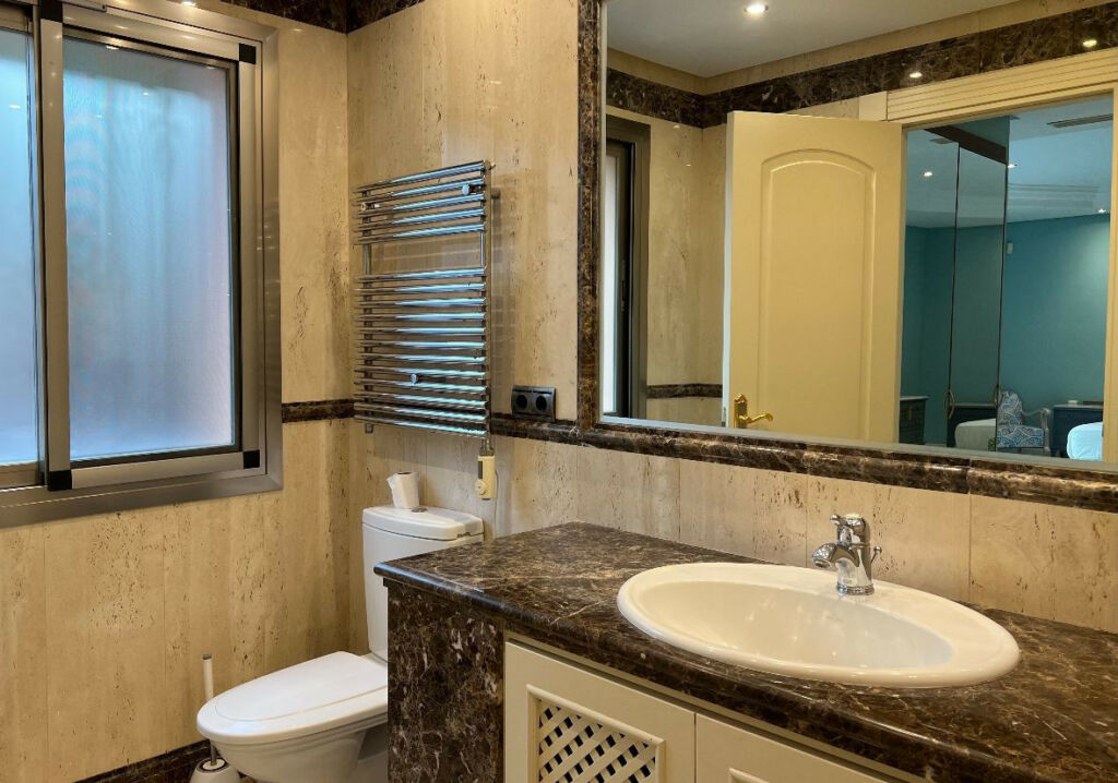 Middle Floor Apartment Puerto Banús Málaga - image 23