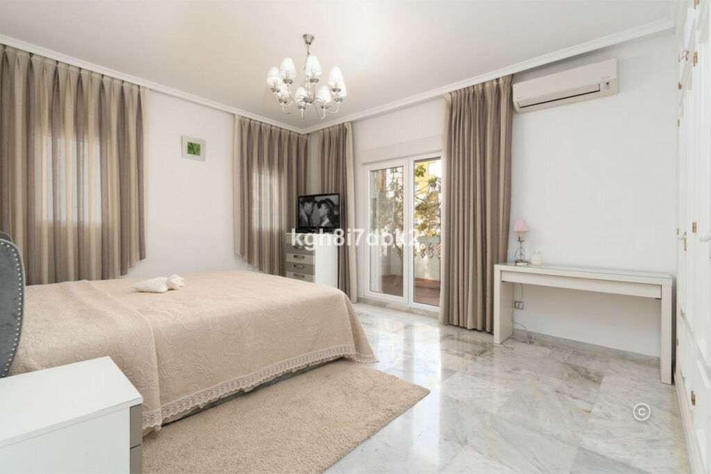 Detached Villa Estepona Málaga - image 24