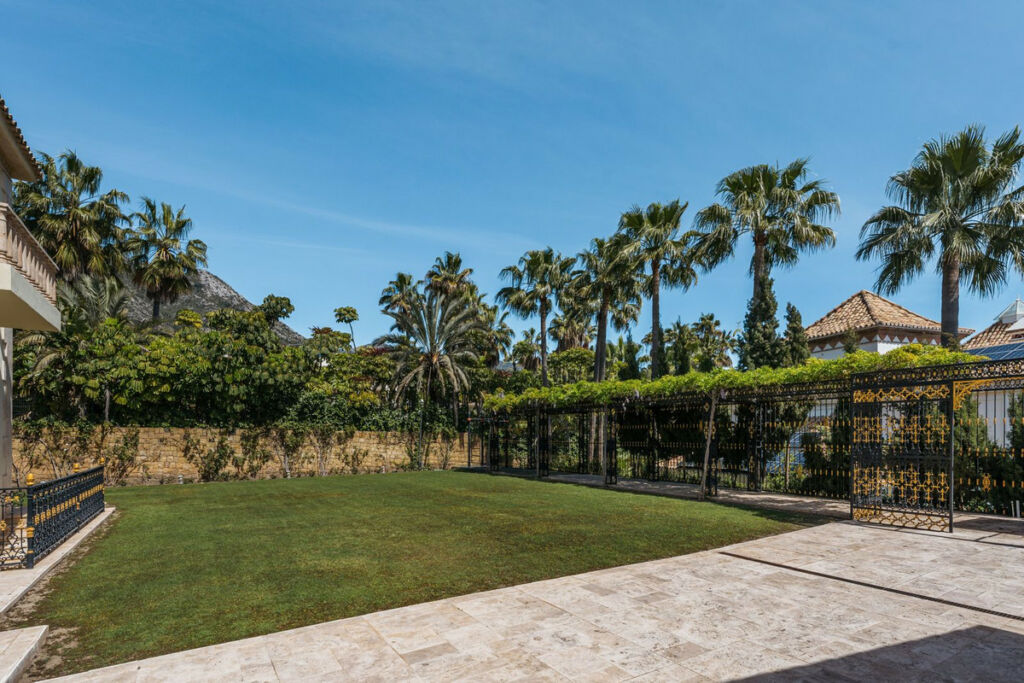 Detached Villa Sierra Blanca Málaga - image 24