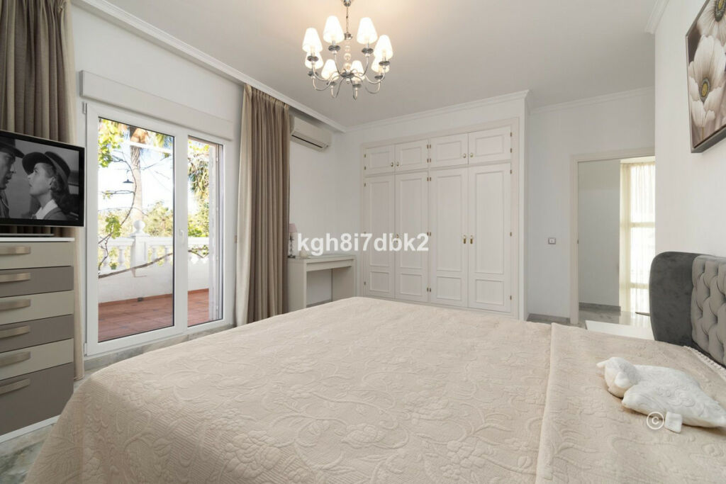 Detached Villa Estepona Málaga - image 25
