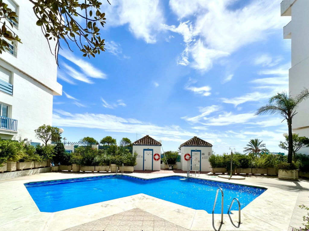 Middle Floor Apartment Estepona Málaga - image 4