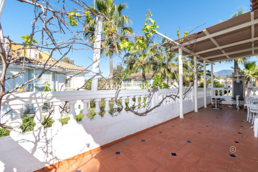 Detached Villa Estepona Málaga - image 26