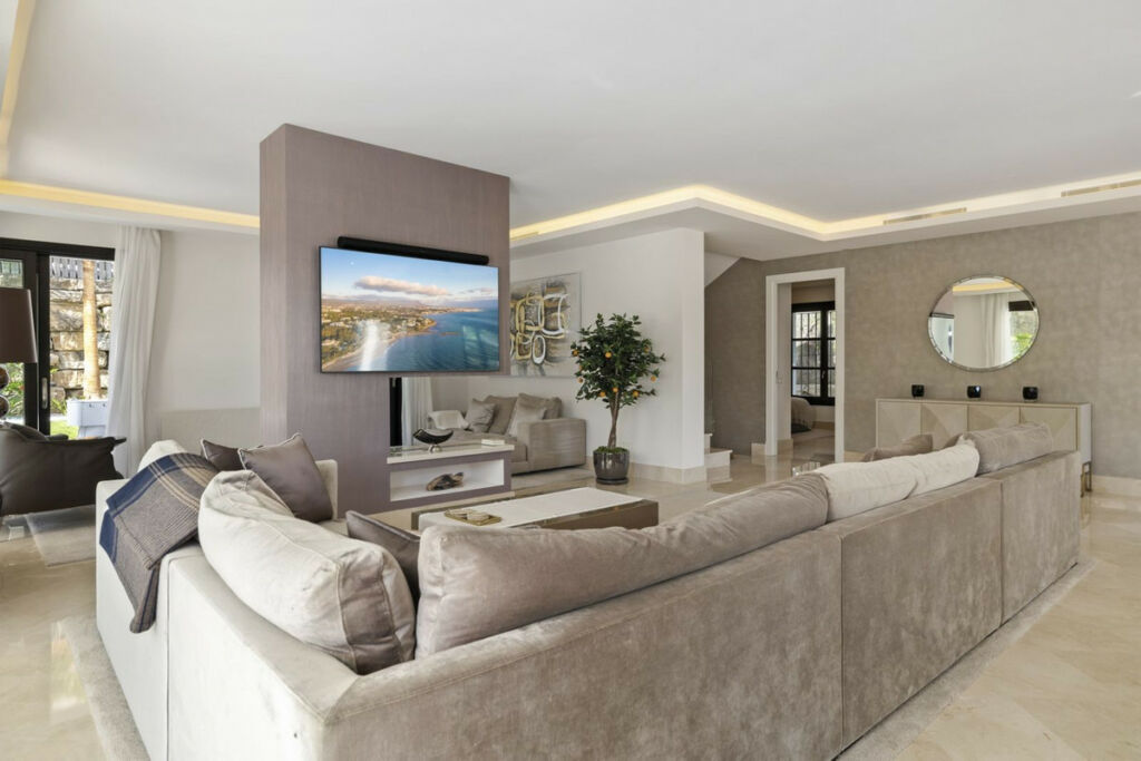 Detached Villa Nueva Andalucía Málaga - image 25
