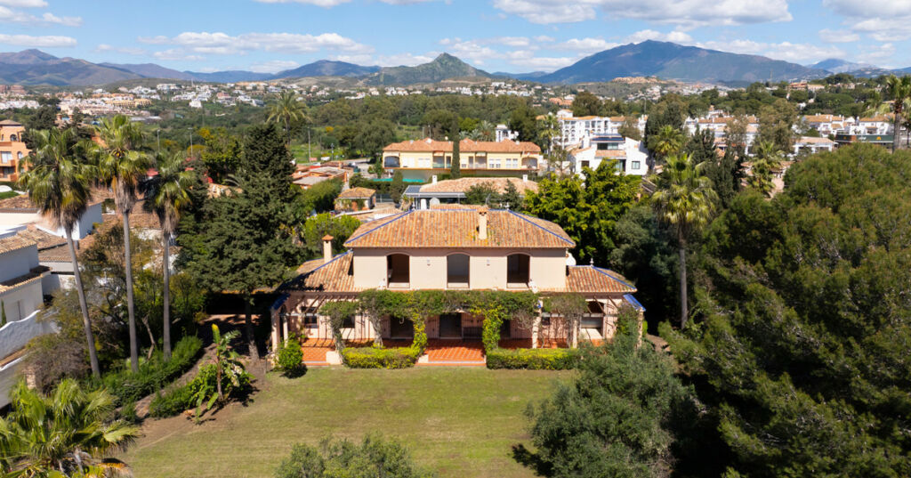 Detached Villa Estepona Málaga - image 24