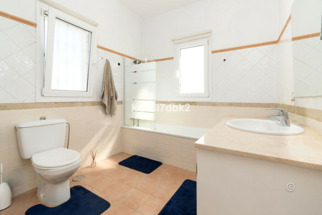 Detached Villa Estepona Málaga - image 27