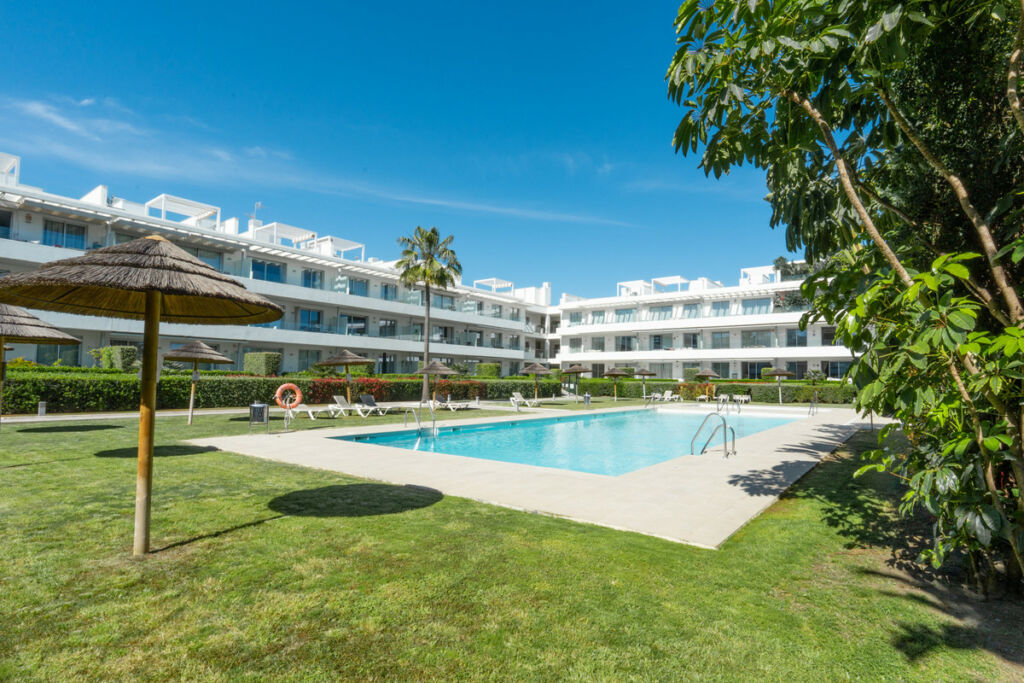Middle Floor Apartment Estepona Málaga - image 5