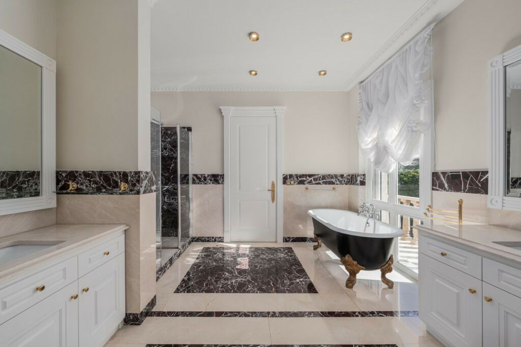 Detached Villa Sierra Blanca Málaga - image 27