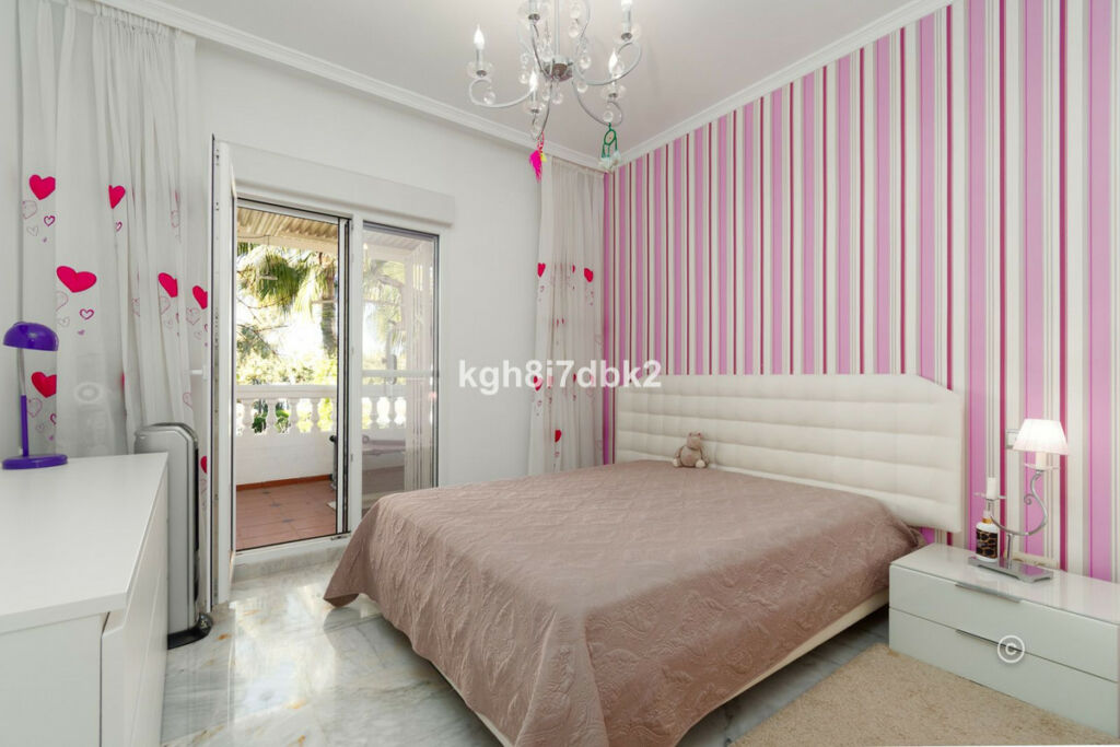 Detached Villa Estepona Málaga - image 28