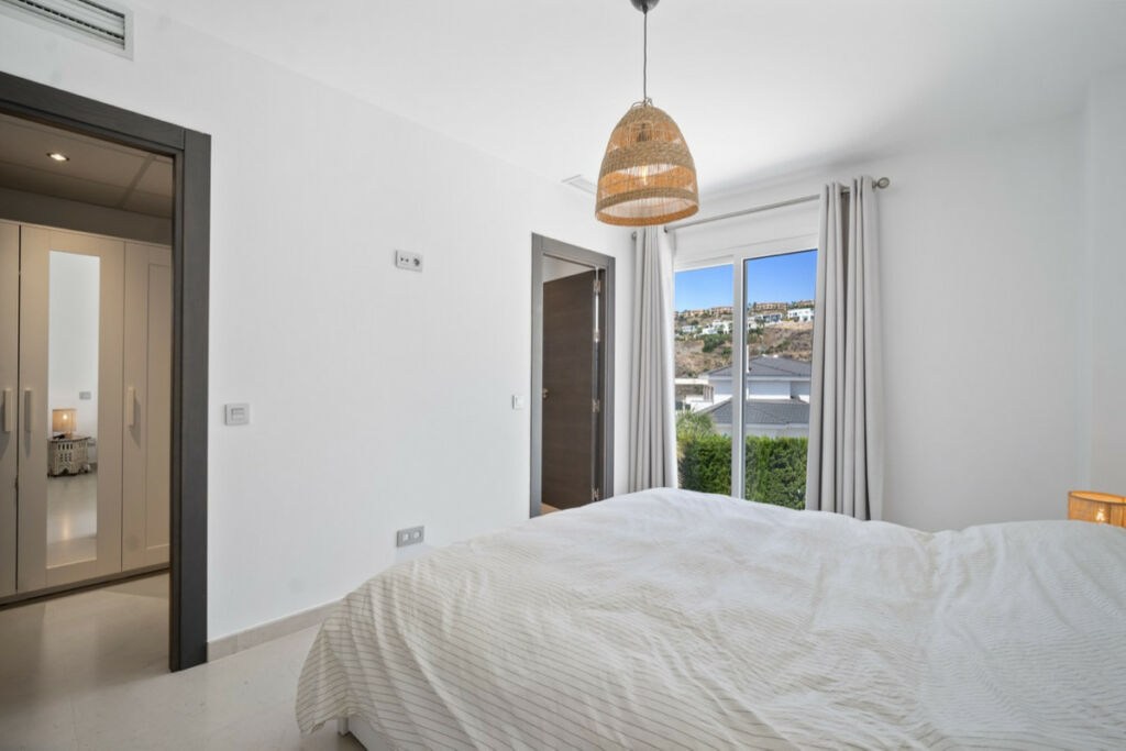 Detached Villa El Paraiso Málaga - image 28
