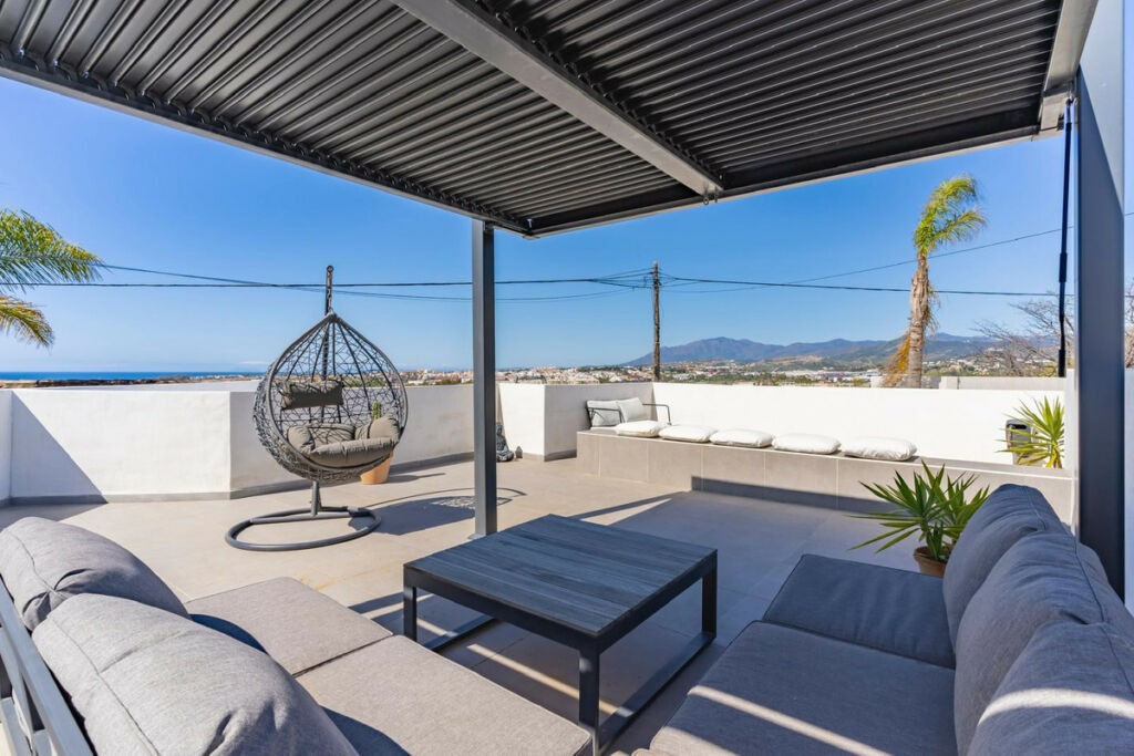 Detached Villa Nueva Andalucía Málaga - image 3