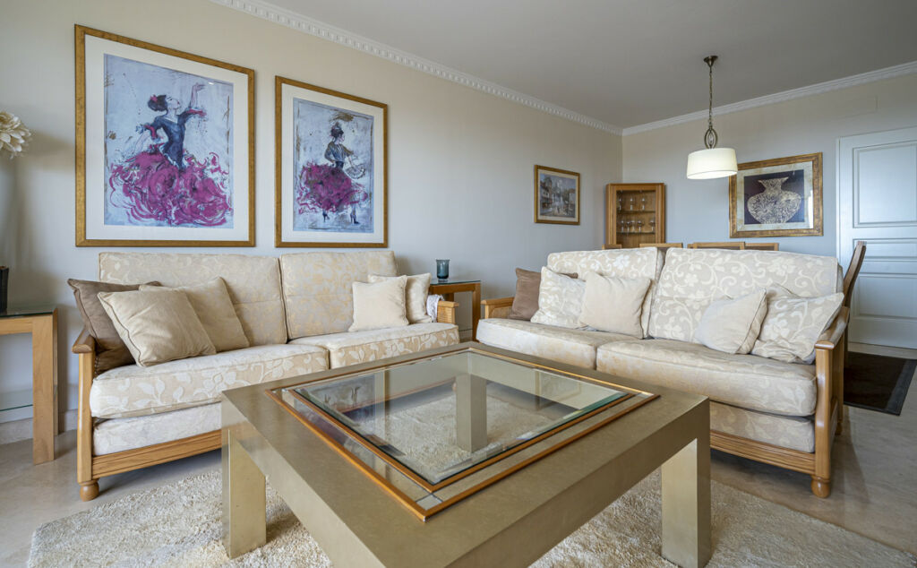 Middle Floor Apartment Estepona Málaga - image 3