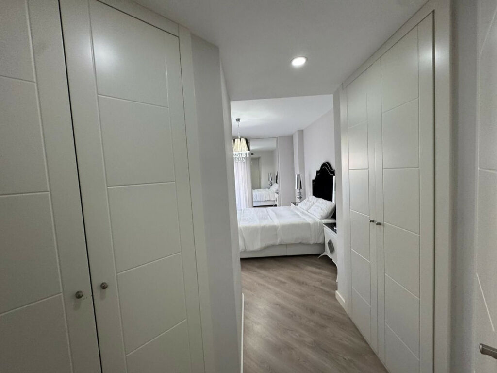 Middle Floor Apartment La Campana Málaga - image 3