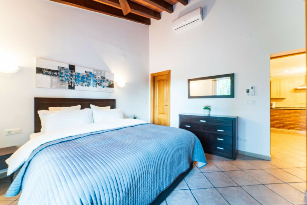 Detached Villa Elviria Málaga - image 3