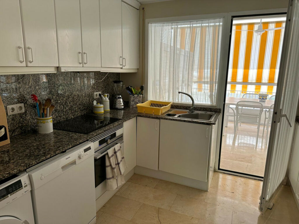 Middle Floor Apartment The Golden Mile Málaga - image 3