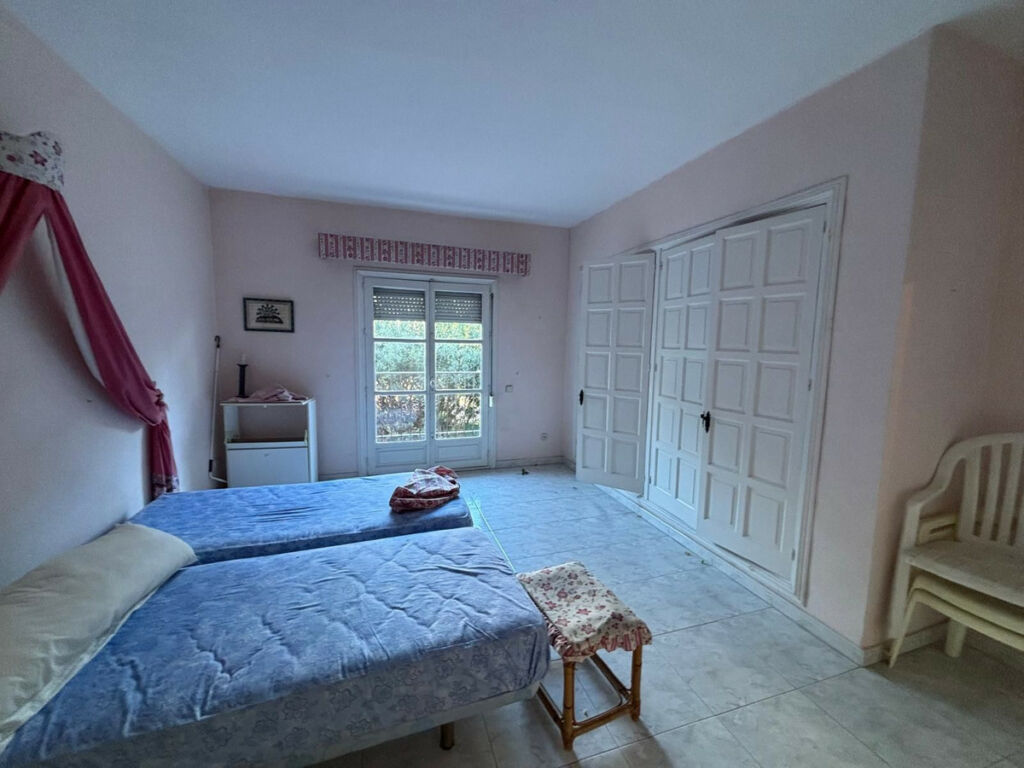 Middle Floor Apartment Nueva Andalucía Málaga - image 3