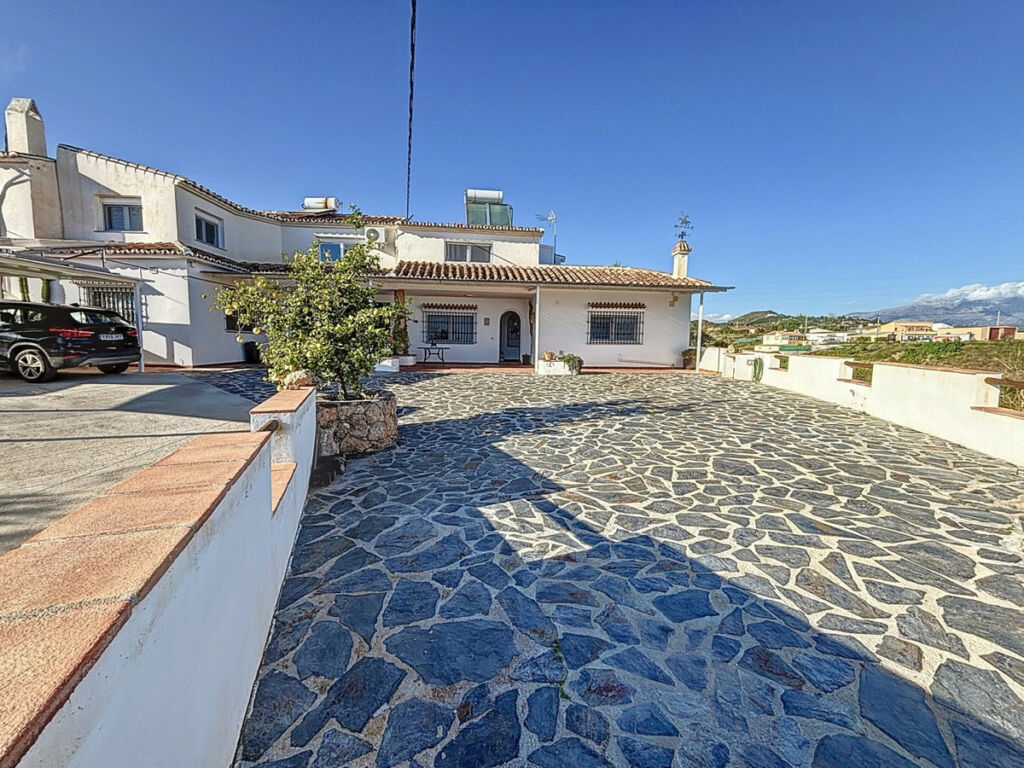 Detached Villa Almayate Málaga - image 3