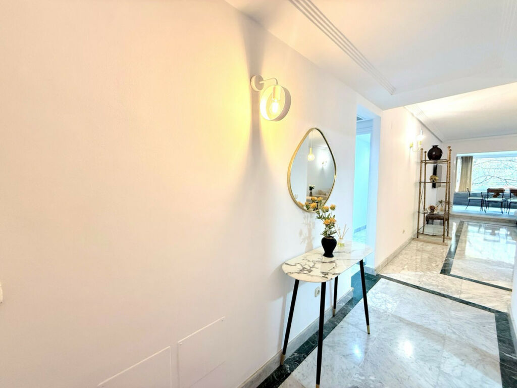 Middle Floor Apartment Puerto Banús Málaga - image 3