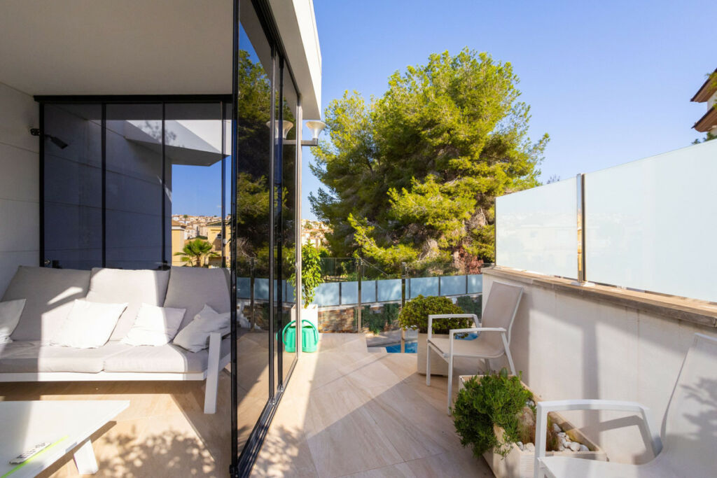 Detached Villa Villamartin Alicante - image 3