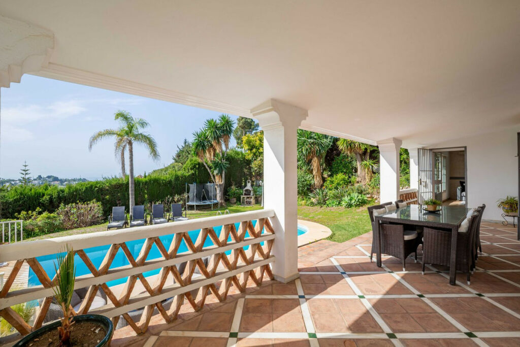 Detached Villa El Paraiso Málaga - image 3