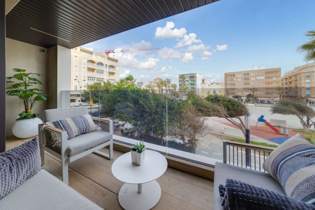 Middle Floor Apartment Torrevieja Alicante - image 3