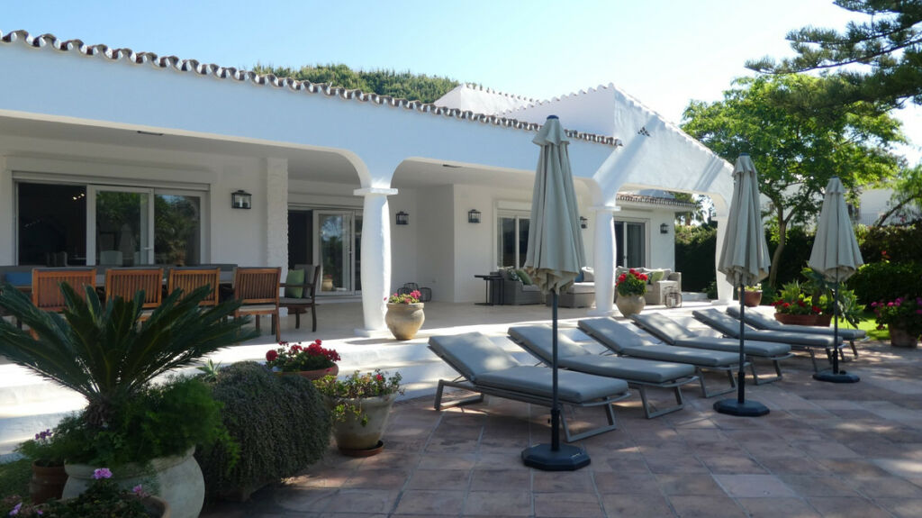 Detached Villa Estepona Málaga - image 3